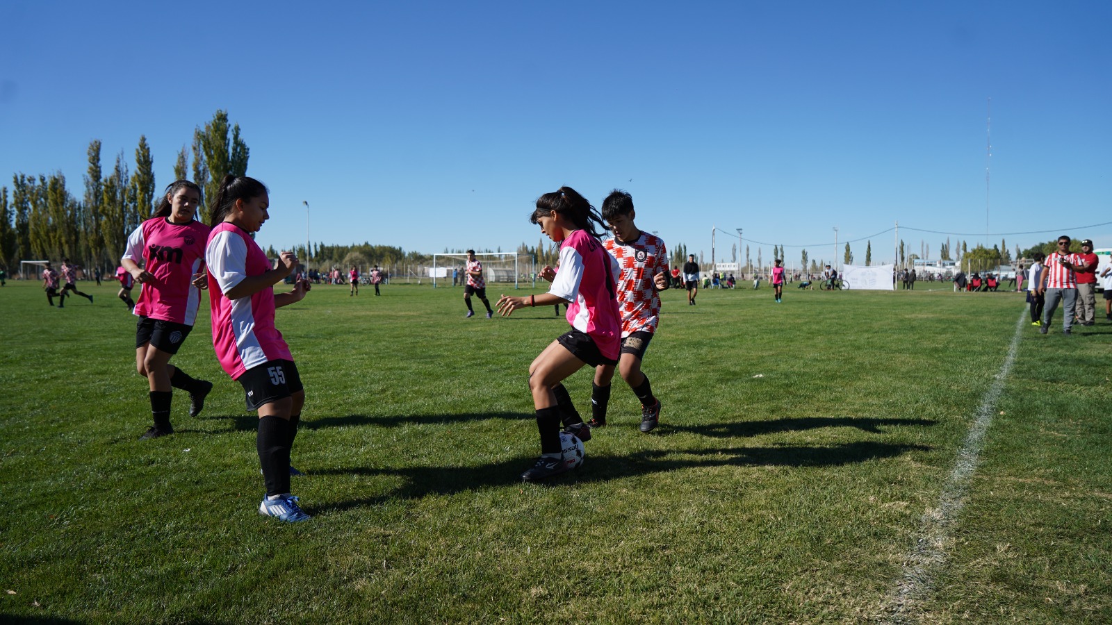 jugando futbol