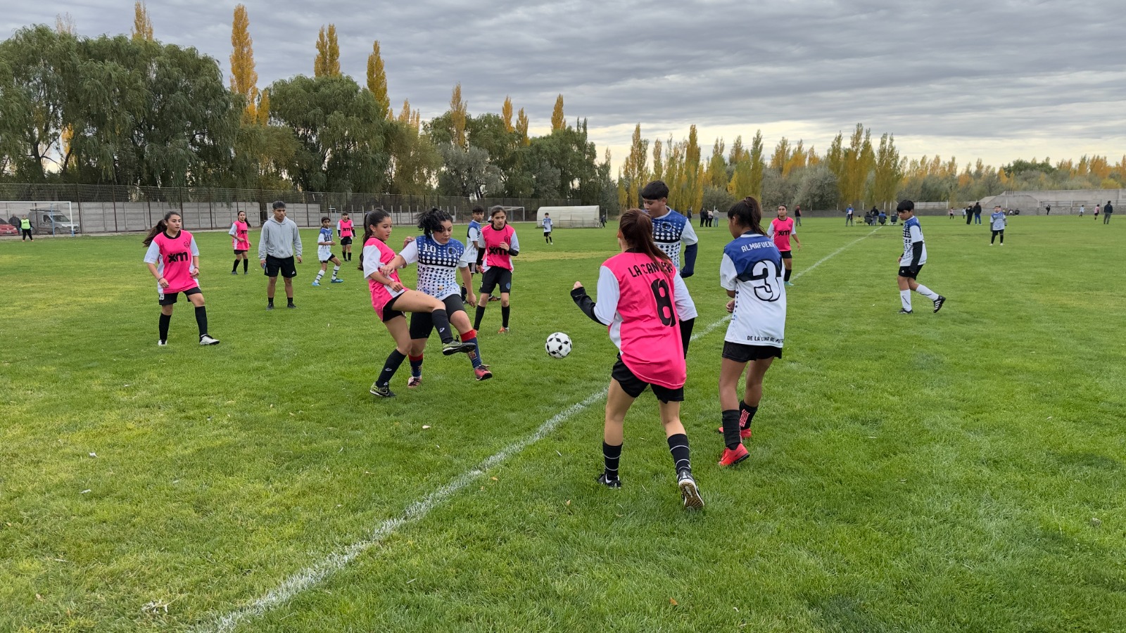 equipos jugando al futbol