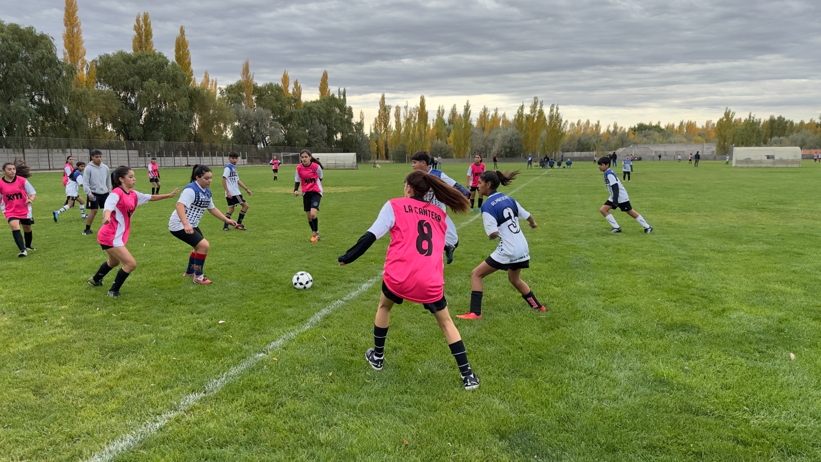 chicos jugando futbol